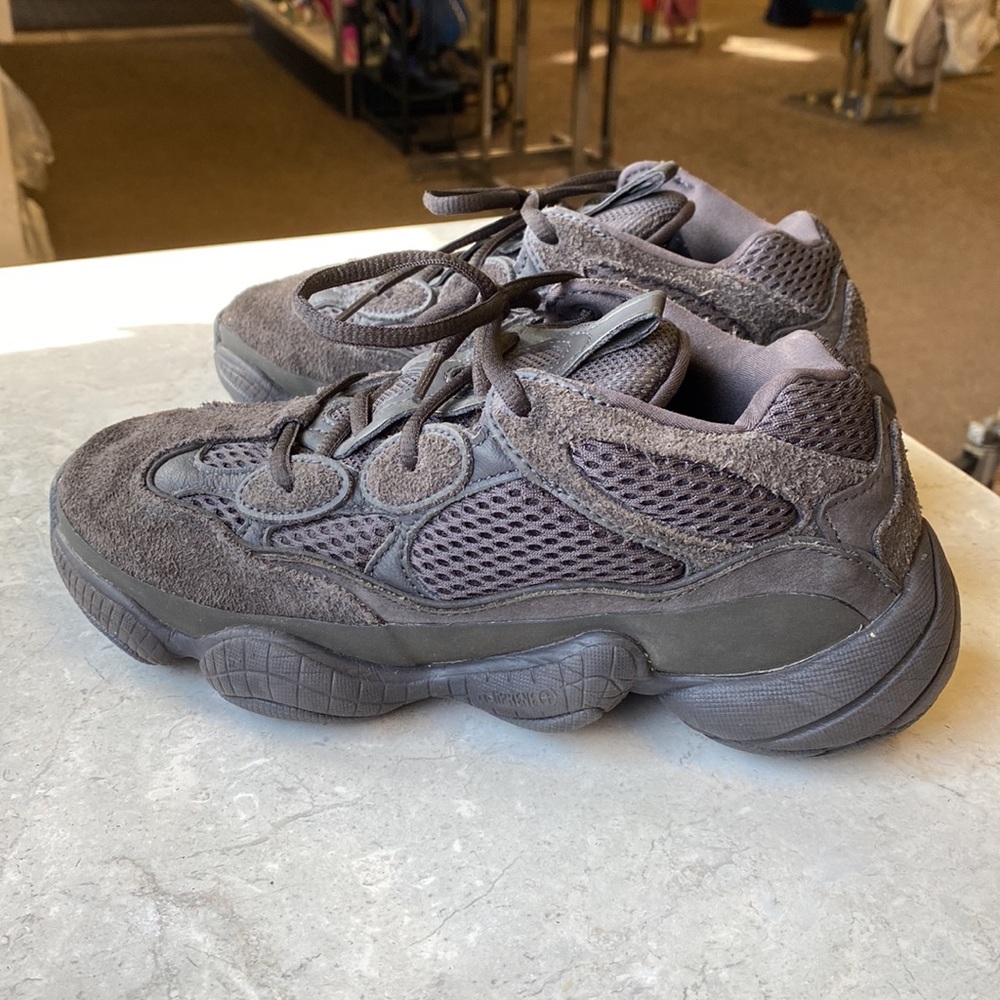 YEEZY Sneakers - Picture 2 of 7